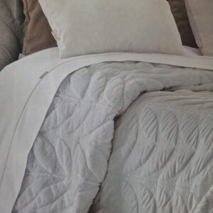 Colcha Bouti + 2 Cojines Hojas Gris